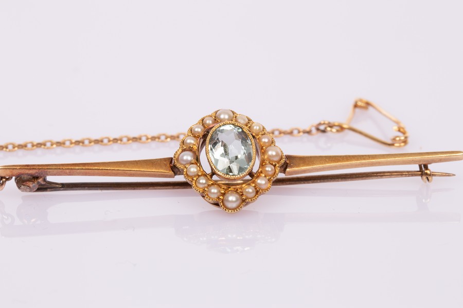 An Edwardian aquamarine and seed pearl bar brooch, set in 15ct gold,