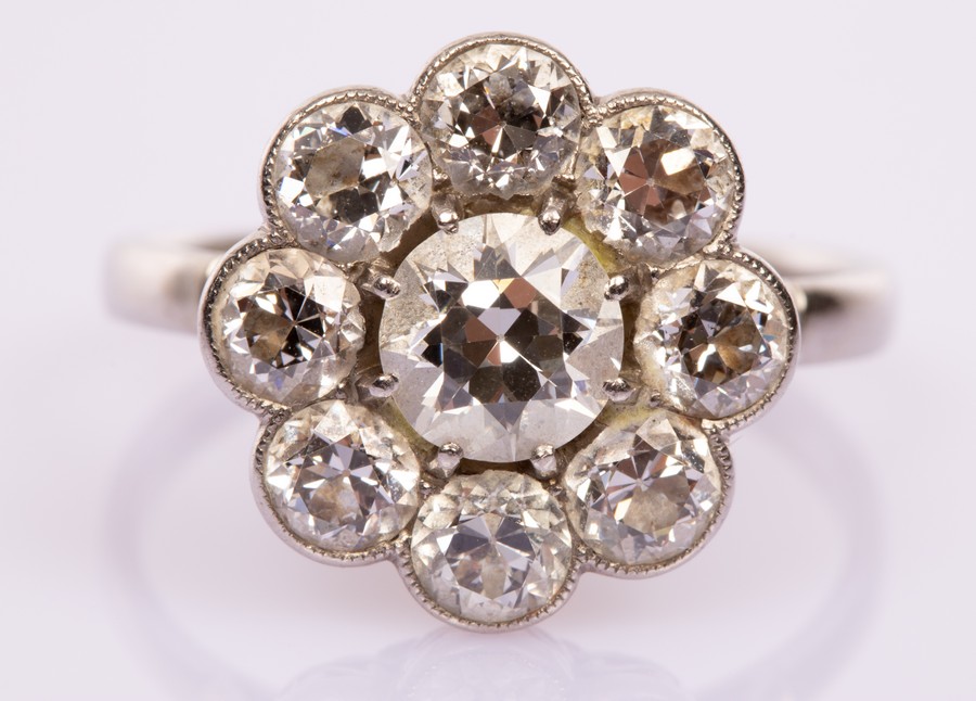 A diamond cluster ring, the nine old brilliant cut cluster with central stone of approximately 0. - Bild 2 aus 2