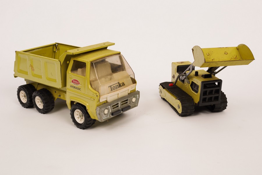 A 1970s Tonka hydraulic dump truck model 2585 and a T-6 bulldozer CONDITION REPORT:
