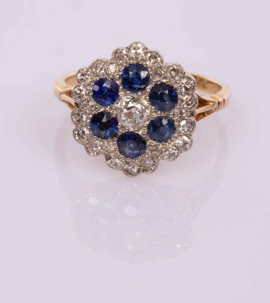 A diamond and sapphire flowerhead cluster ring, - Bild 2 aus 2