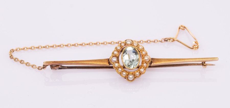 An Edwardian aquamarine and seed pearl bar brooch, set in 15ct gold, - Bild 2 aus 2