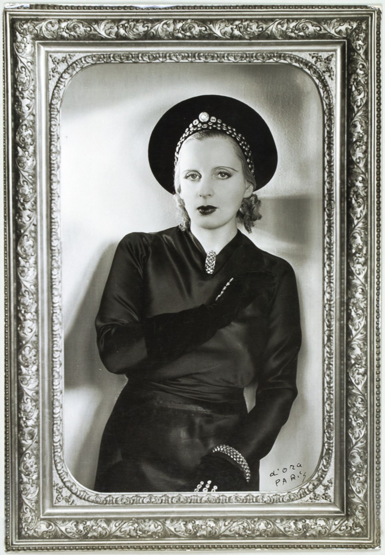 D’Ora. Auréole en feutre noir brodé or. Fotomontage. Um 1930.