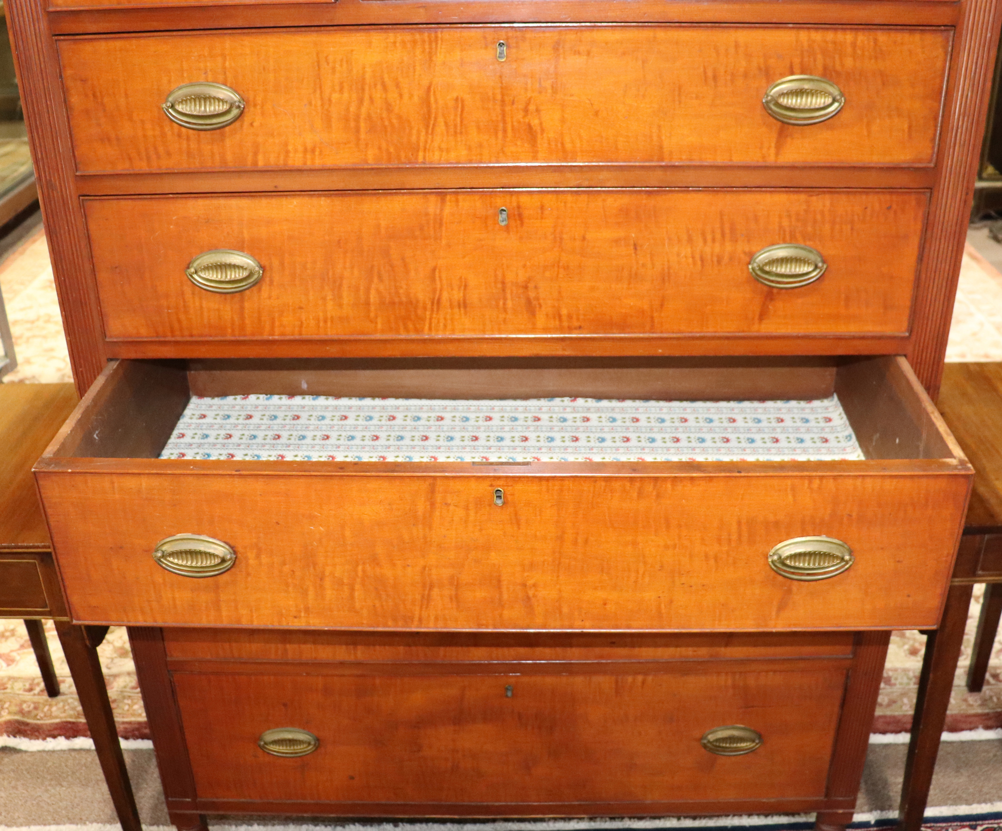 An American Federal cherry chest of drawers - Image 5 of 8