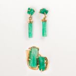 A set of emerald and eighteen karat gold earring and ring suite
