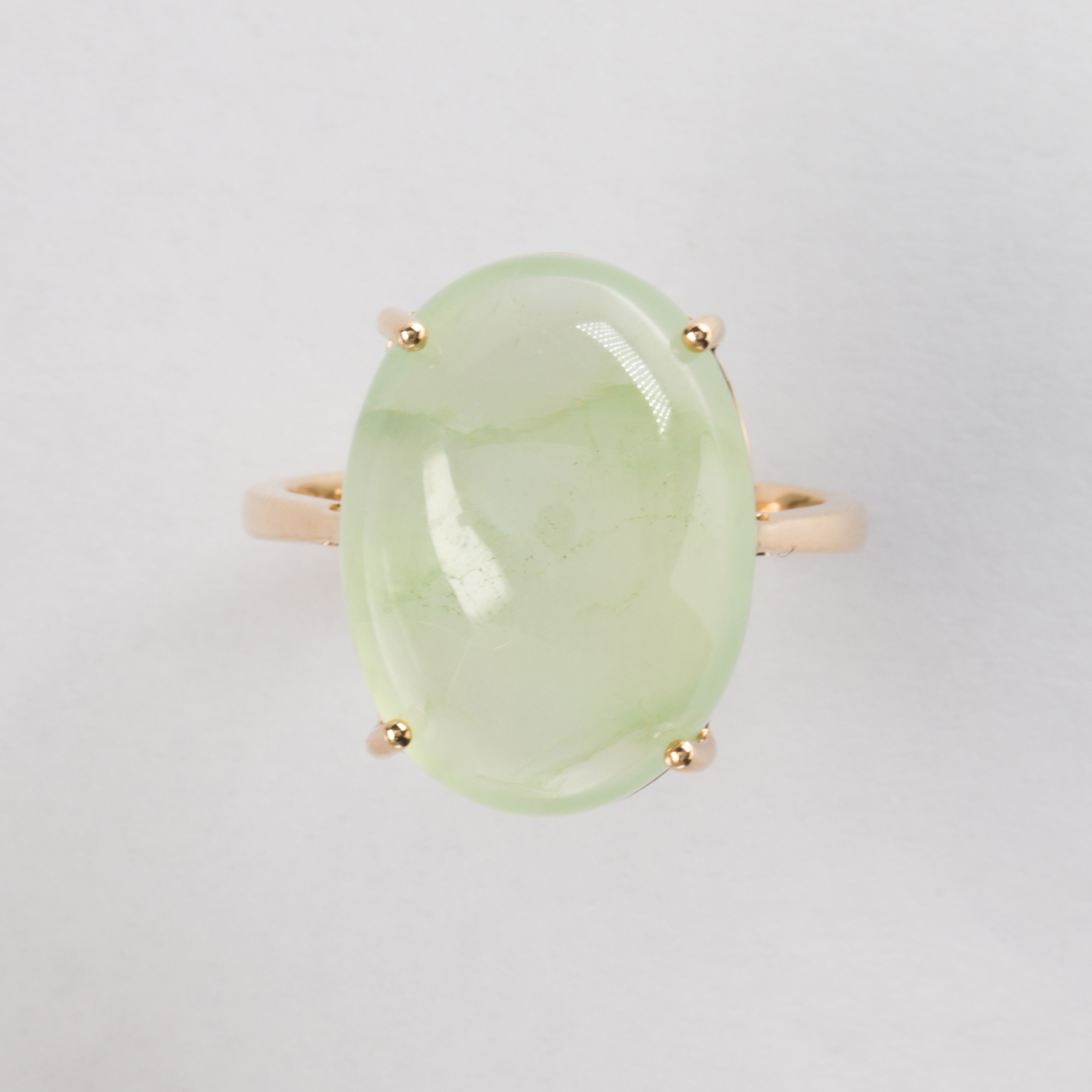 A green quartz and fourteen karat gold ring