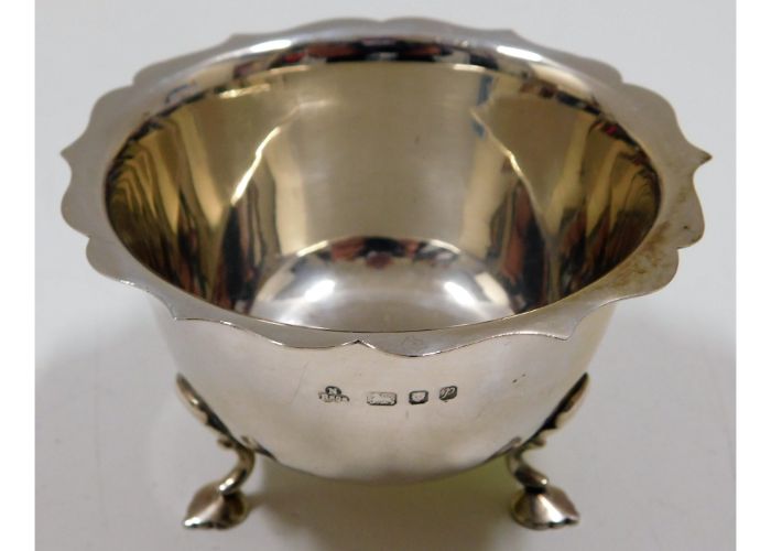 A 1970 London silver sugar bowl approx. 100g