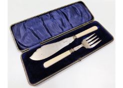 A 1908 Edwardian cased Sheffield silver fish servi