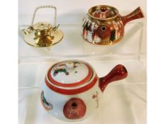 Three small Japanese teapots including Satsuma, la