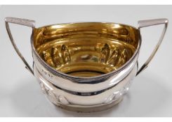 A Georgian gilt lined London silver sugar bowl, da