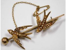 A c.1900 15ct gold bar brooch of swallow design se