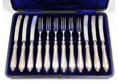 A 1913 cased Sheffield silver handled cake knife & fork set by Joseph Rodgers, approx. 310g. Provena