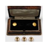 A pair of 18ct gold collar studs 2g, twinned with