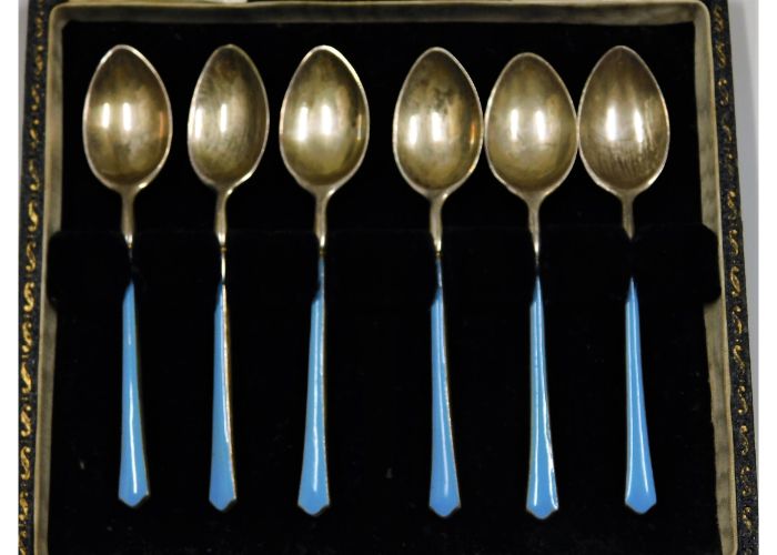 A boxed set of 1924 Birmingham silver teaspoons wi