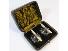 A pair of cased James Deakin & Sons Sheffield silver knife rests with polished horn rests, date mark