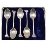 A cased set of Sheffield silver teaspoons with otte