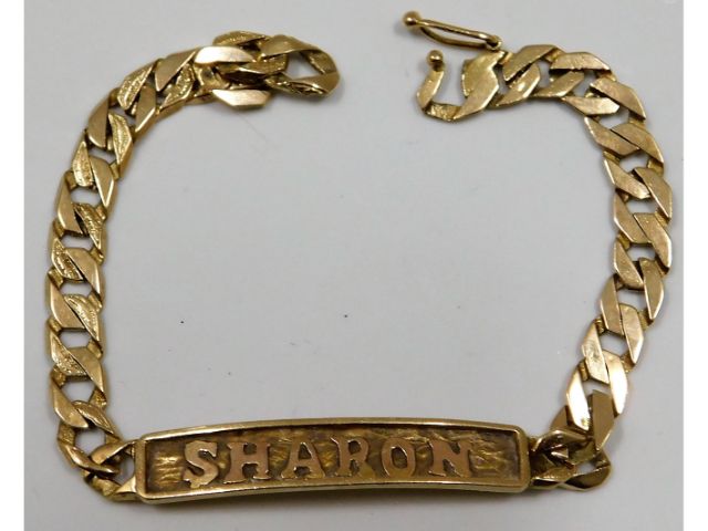 A 14ct gold identity bracelet with name 'Sharon' 9
