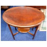 An Edwardian mahogany occasional table, 26.75in wi