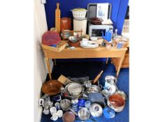 A large quantity of mostly mixed kitchen sundries