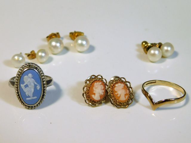 A pair of 9ct gold cameo earrings, a 9ct gold size