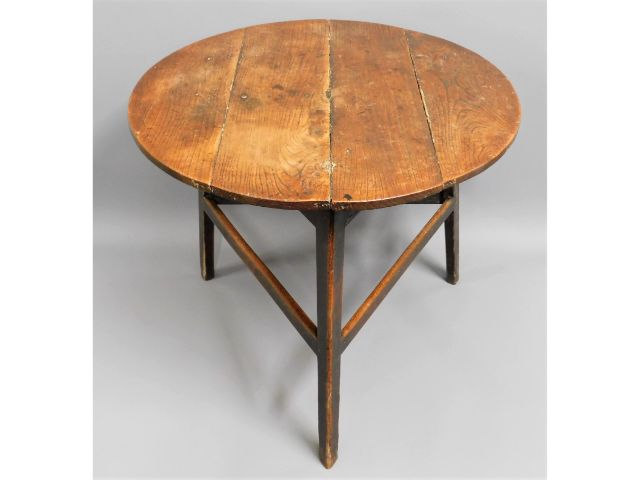 An 18thC. George III elm cricket table, approx. 33