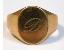 A 9ct gold signet ring, letter D, 7.2g, size T