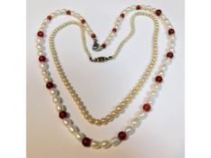 A freshwater pearl necklace 18in long twinned with