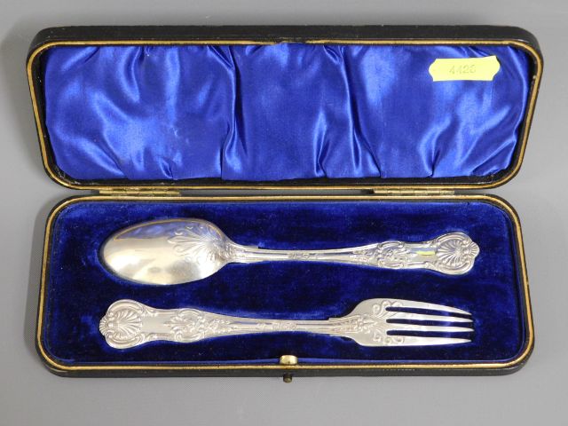 A cased late Victorian 1900 London silver kings pa
