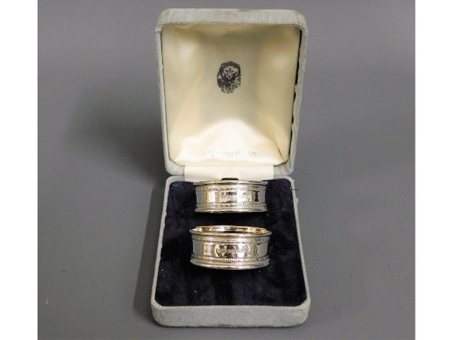 A cased pair of hallmarked silver napkin rings, 17