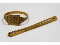 A 9ct gold ring & a 9ct gold bar brooch, 3.7g