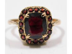 A 9ct gold garnet ring, 3.3g, size P/Q