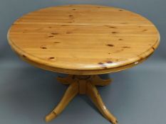 A pine circular dining table, 59.5in extended, 43.