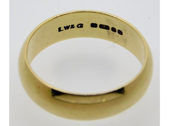 A 9ct gold band, 3.7g, size N/O