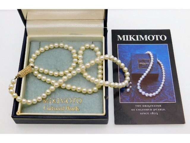 A set of cultured pearls with 9ct gold clasp with