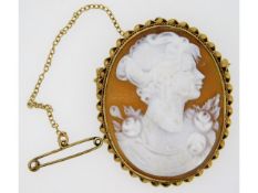 A 9ct gold mounted cameo brooch, 38mm high x 31.25