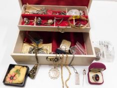 A jewellery box & contents including a silver ingo