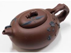 A Chinese Yixing teapot, 5.625in wide, four charac