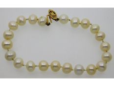 A cultured pearl bracelet with 14ct gold clasp, 8i