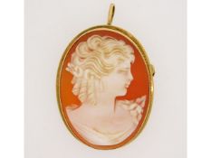 A 9ct gold mounted cameo pendant/brooch, 31mm high