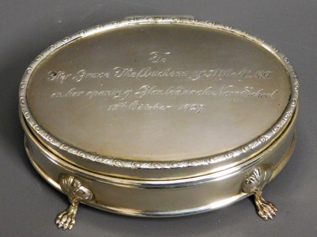 A 1926 footed London silver trinket box by Robert