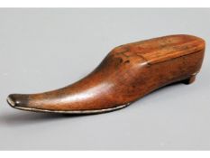 A 19thC. treen snuff box shoe