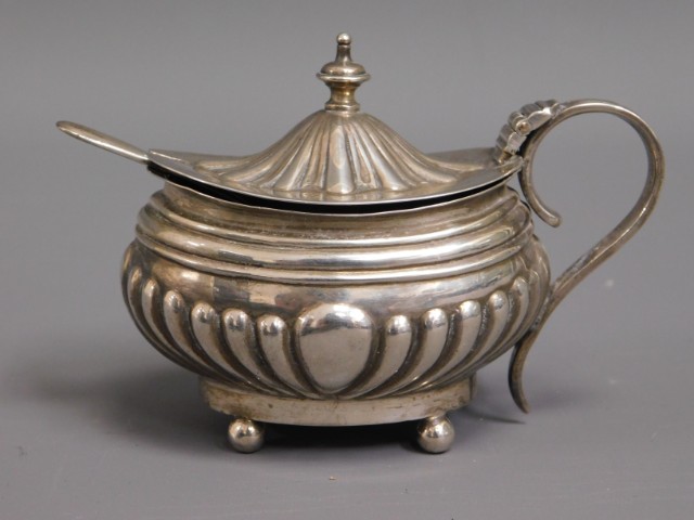 An Edwardian 1908 Birmingham silver mustard pot wi