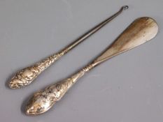 A silver handled button hook twinned with a silver handled shoe horn, £5-10