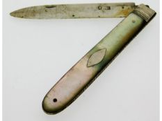 A Georgian silver mother of pearl fruit knife, 22.