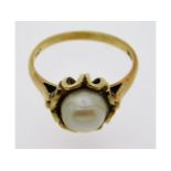 A 9ct gold pearl ring, 2.7g, size J