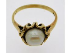 A 9ct gold pearl ring, 2.7g, size J