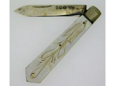 A 1914 Sheffield silver mother of pearl handled fr