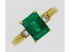 An 18ct gold ring set with 2.27ct of Colombian eme
