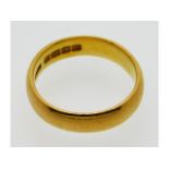 A late Victorian 1899 22ct gold wedding band, 5g,