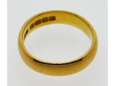 A late Victorian 1899 22ct gold wedding band, 5g,