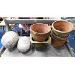 Five terracotta pots twinned with a glazed pot & t